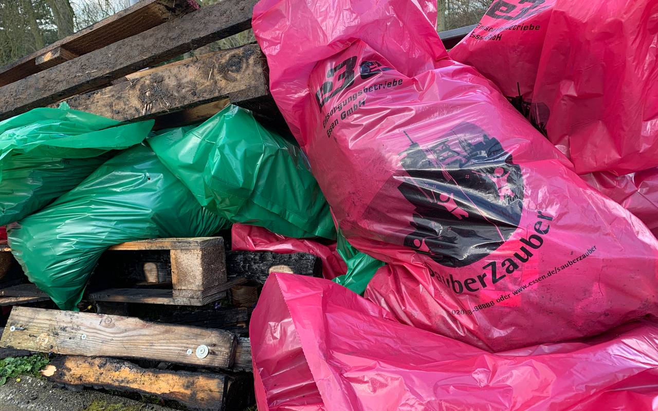 Am Straßenrand lagern die Krayer Ihre Ausbeute in pinken Säcken - vorallem Zigarettenstümmel, Plastikverpackungen und Flaschen hatten sich angemeldet im Volksgarten