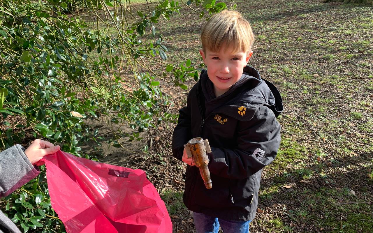 Die Nature Kids aus Kray finden Schnapsfalschen, Kronkorken und Plastikmüll neben dem Skaterpark an der Autobahn.