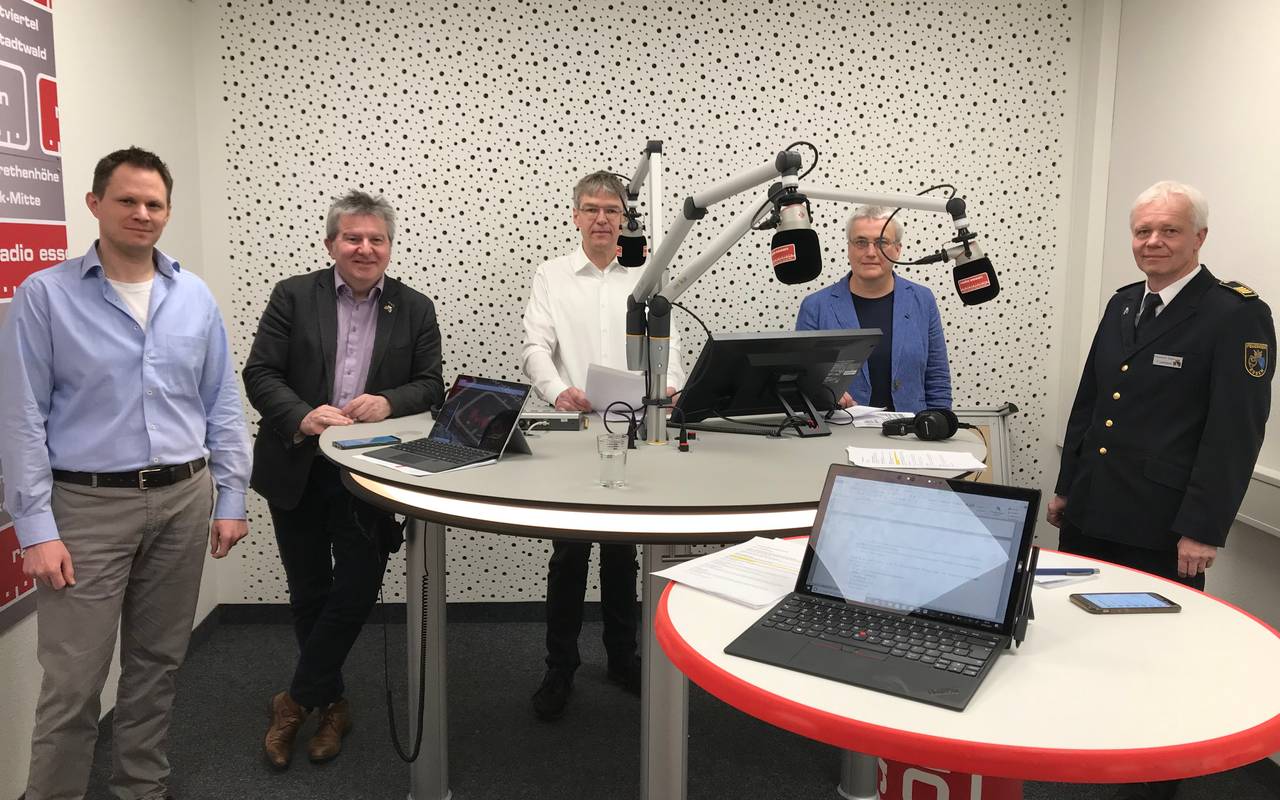 Peter Renzel, Gesundheitsdezernent der Stadt Essen, Univ.-Prof. Dr. rer. nat. Mirko Trilling vom Institut für Virologie am Universitätsklinikum Essen, Juliane Böttcher, Leiterin des Essener Gesundheitsamtes und Thomas Lembeck, Leiter der Essener Feuerwehr bei der Corona-Sondersendung bei Radio Essen