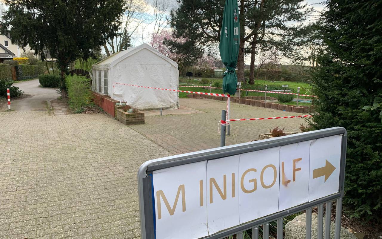 Minigolf im Krayer Volksgarten in Essen wegen der Corona-Maßnahmen gesperrt.