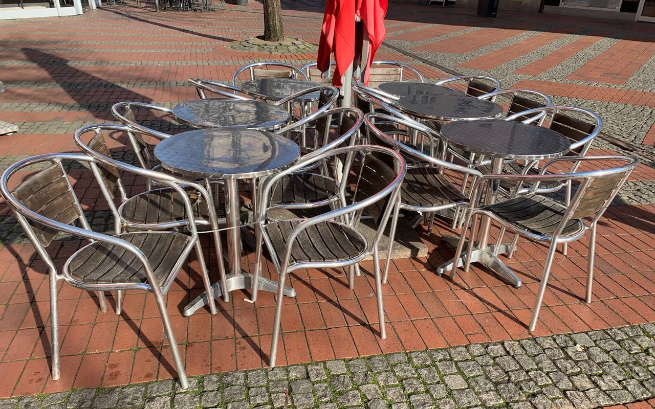 Leere Stühle angekettet vor einem Ca´fé in Essen-Steele.
