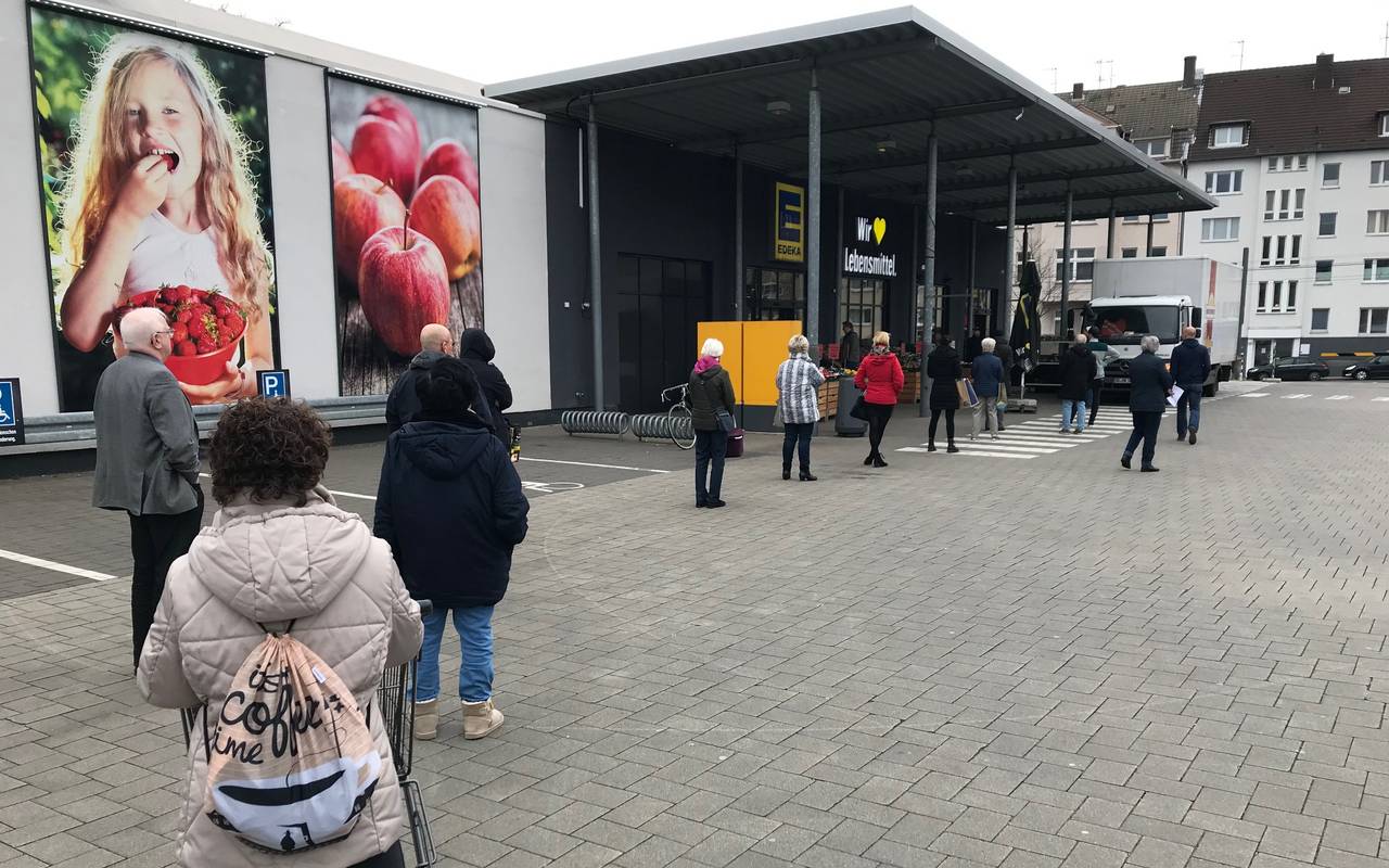 In Essen müssen die Menschen wegen der Corona-Maßnahmen mit sehr viel Abstand warten, bis sie einkaufen können.