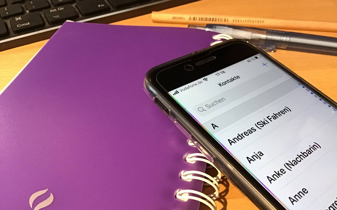 Ihr könnt alte Freunde anrufen oder den Kumpel aus der Schulzeit auf Facebook suchen.