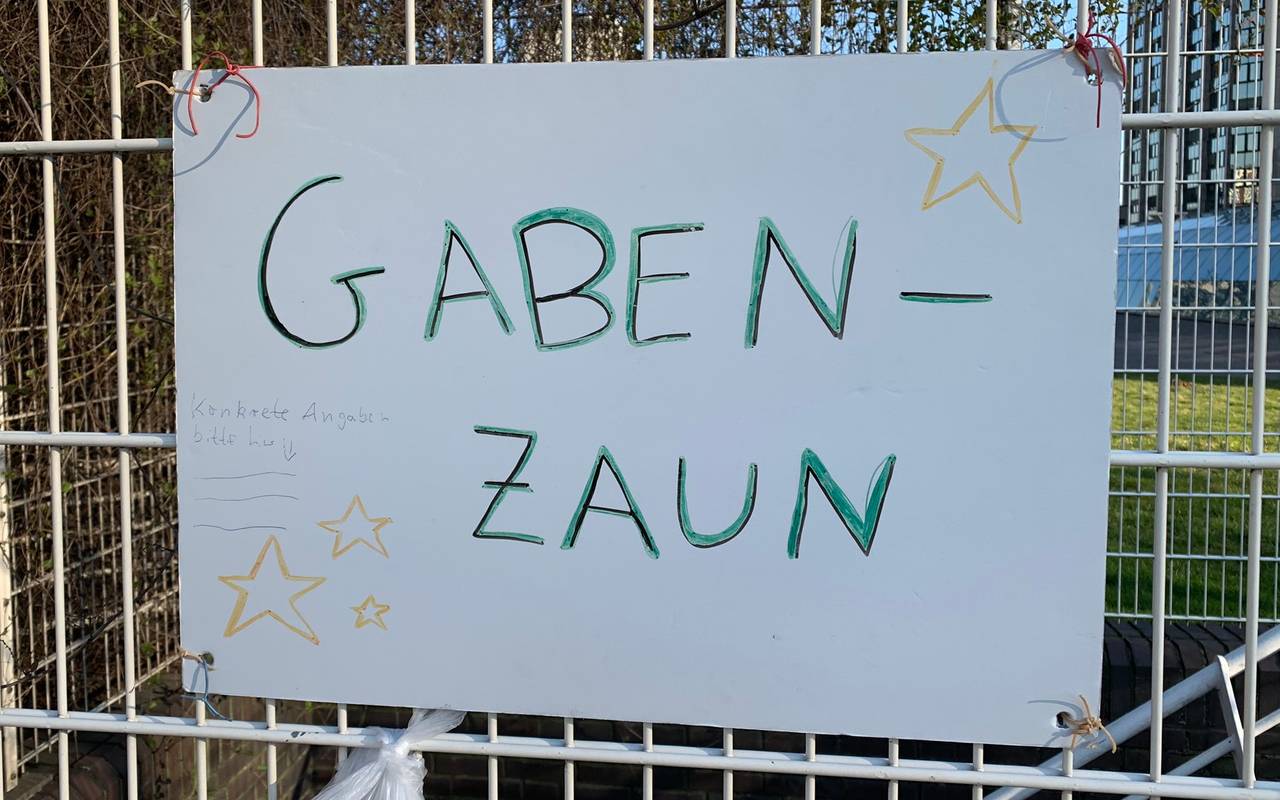 Schild an Zaun
