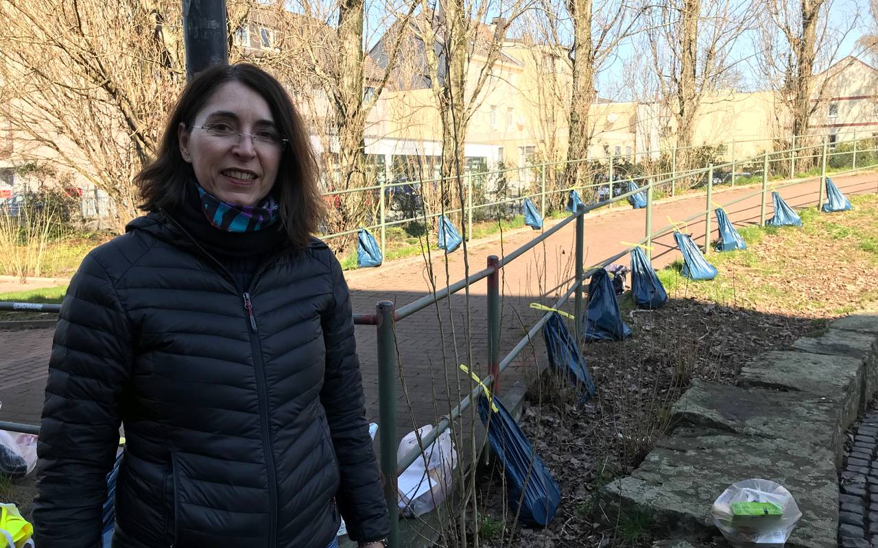 Die Pfarrerin der ev. Gemeinde Altenessen-Karnap am Gabenzaun für Obdachlose in Essen-Altenessen.