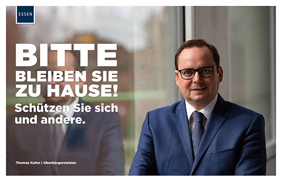 Oberbürgermeister Kufen ist auf dem Plakat. Daneben die Aufforderung "Bleiben Sie zu Hause"