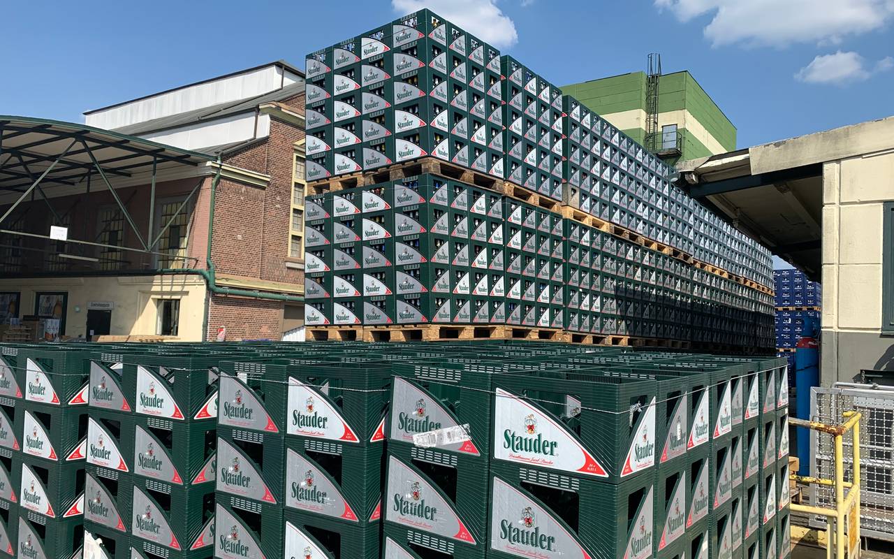 Gestapelte Stauder-Bierkästen in der Stauder-Brauerei in Essen
