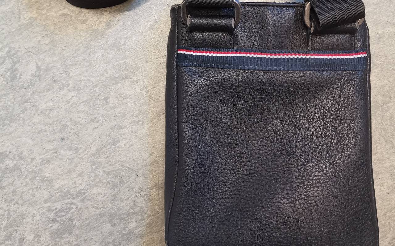 Polizei Essen bekommt Tasche mit 20.000 Euro gebracht. Besitzer wird gesucht.