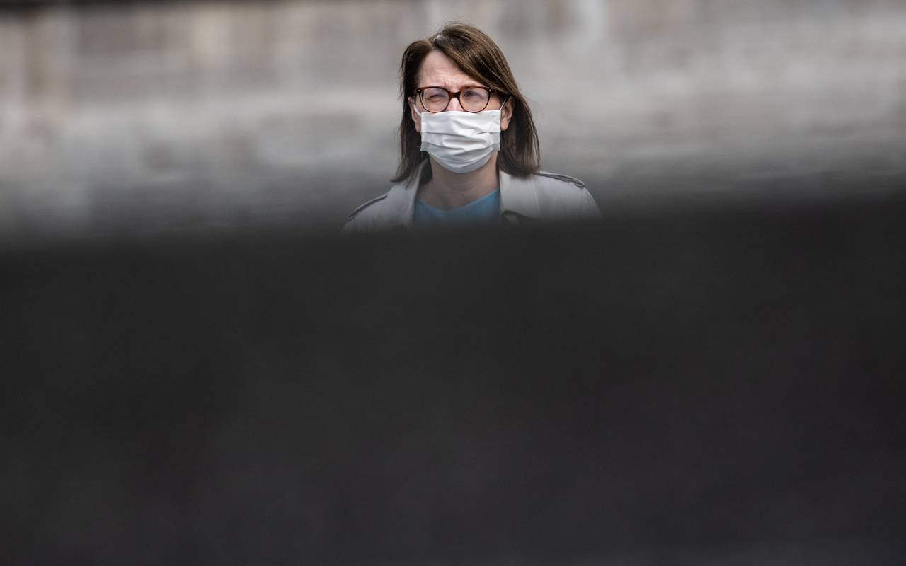 Frau mit Atemschutzmaske in Essen