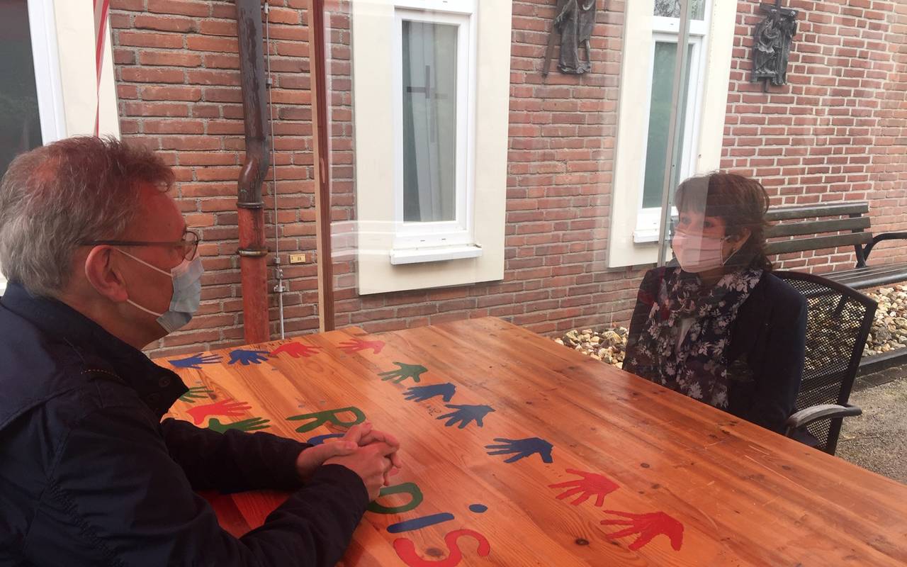 Im Altenheim St. Martin in Essen-Rüttenscheid sind Besuche hinter Plexiglasscheiben möglich