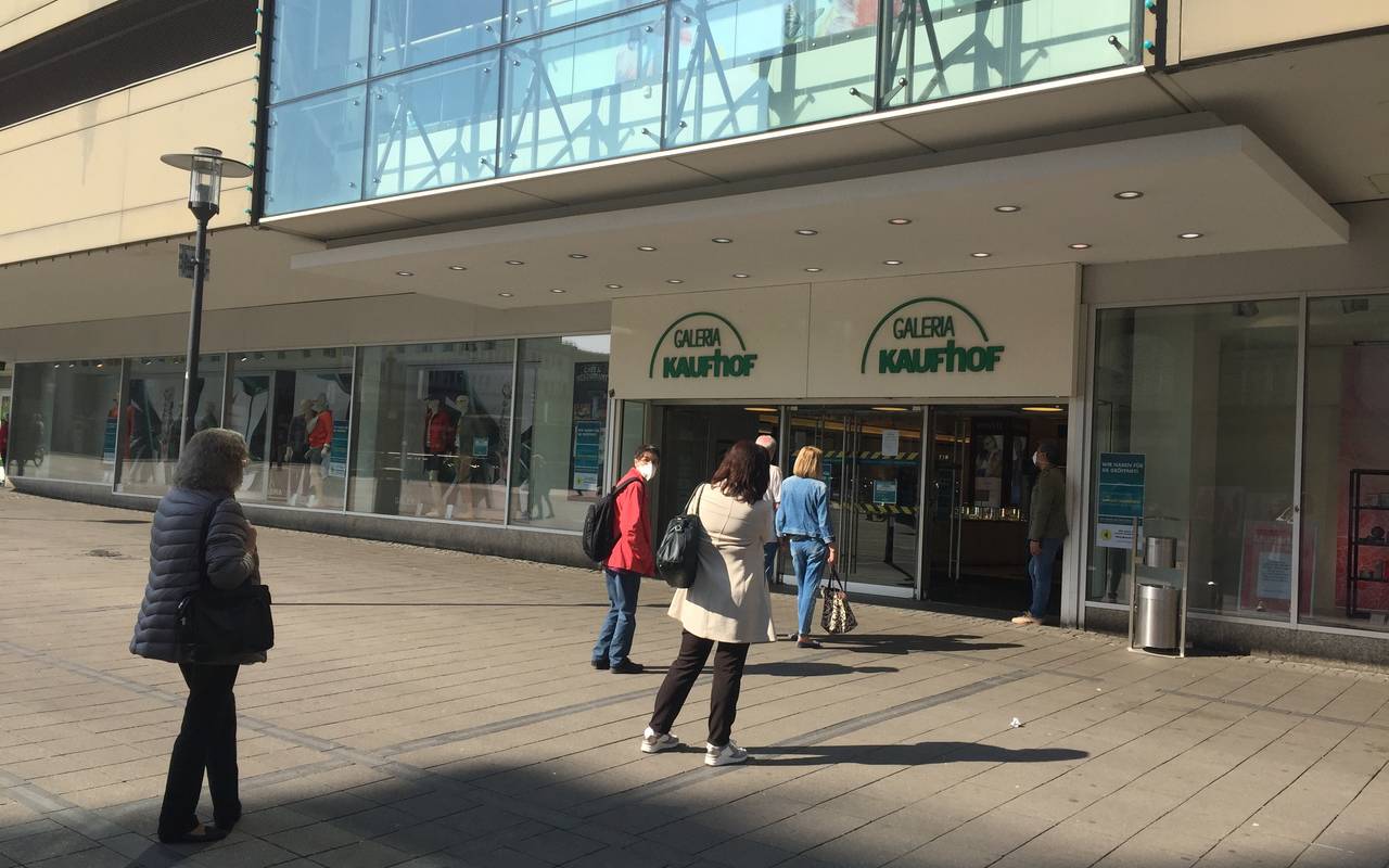 Schlange vor Galeria-Karstadt-Kaufhof in Essen nach Corona-Zwangspause.