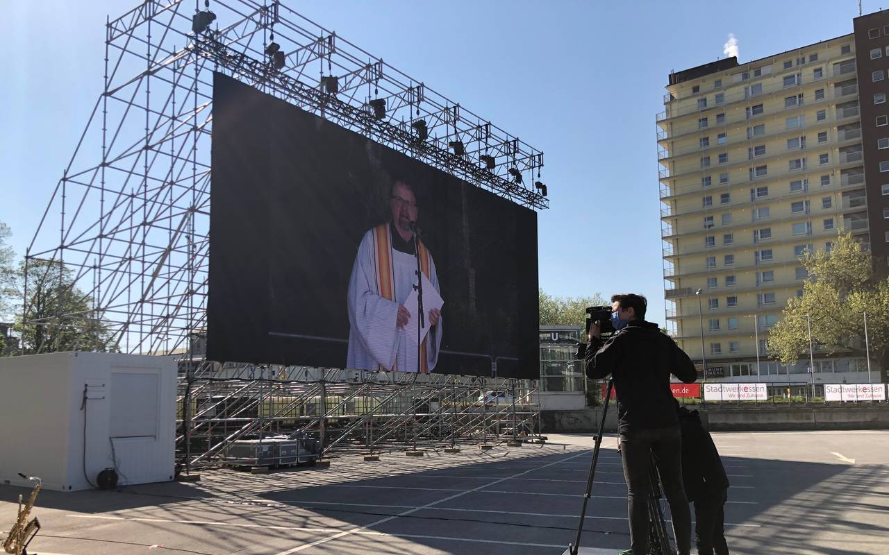 Gottesdienst auf der Großleinwand