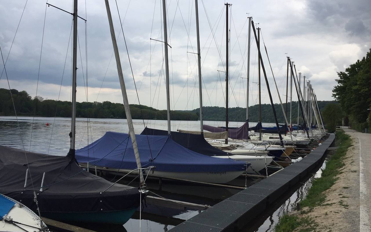 Segelboote liegen unter Planen am Baldeneysee in Essen.