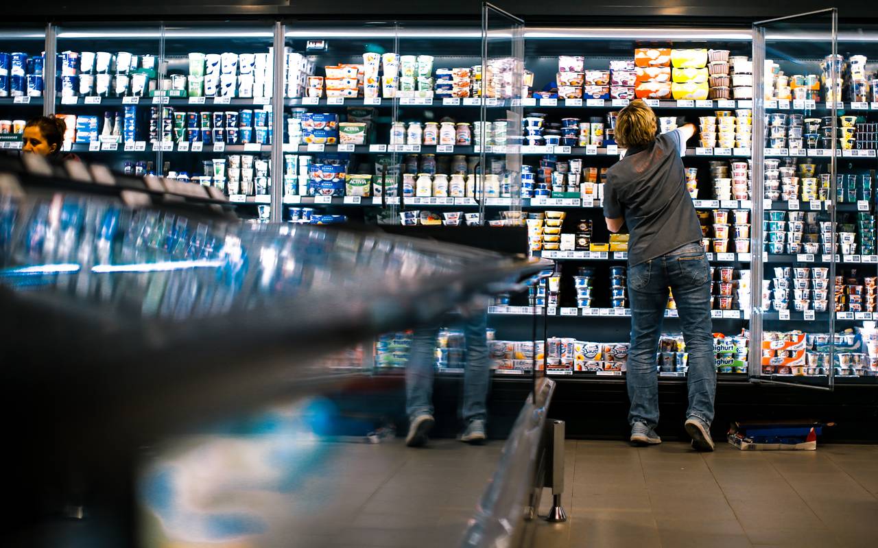 Mitarbeiterin im Einzelhandel bei "Rewe Grob" in Essen-Altenessen