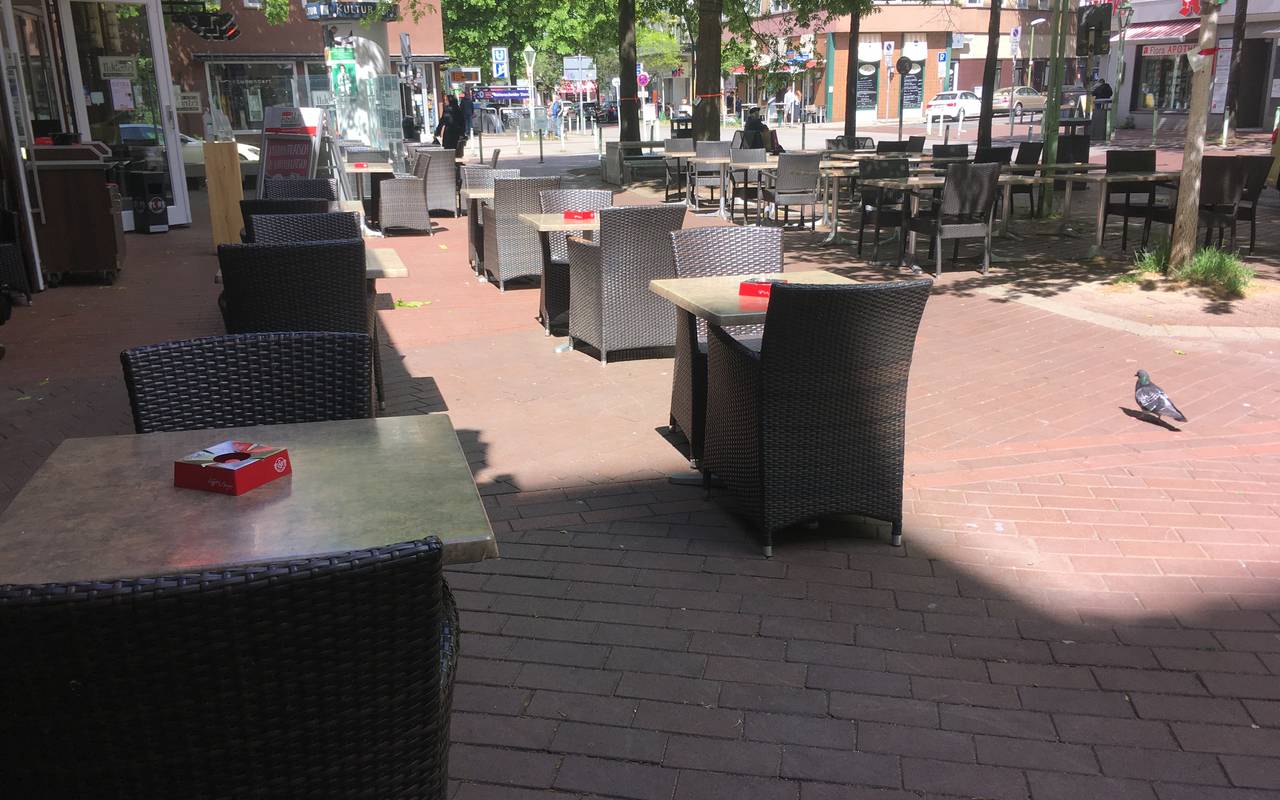 Der Außenbereich im Café Extrablatt in Essen-Rüttenscheid. Dort ist 1,5 Meter Abstand zwischen den Tischen.