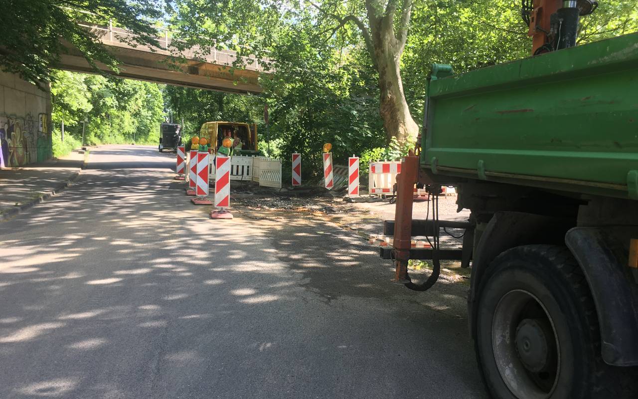 Baustelle in der Horster Straße in Essen. Seit Anfang des Jahres tritt ockerfarbenes Wasser aus der Erde aus.