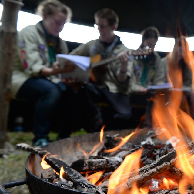 Pfadfinder in Essen am Lagerfeuer