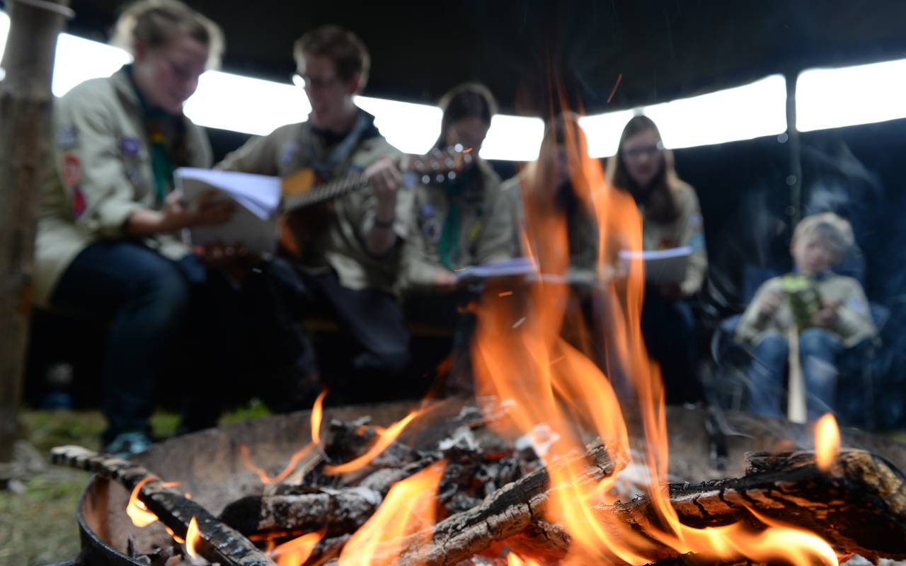 Pfadfinder in Essen am Lagerfeuer