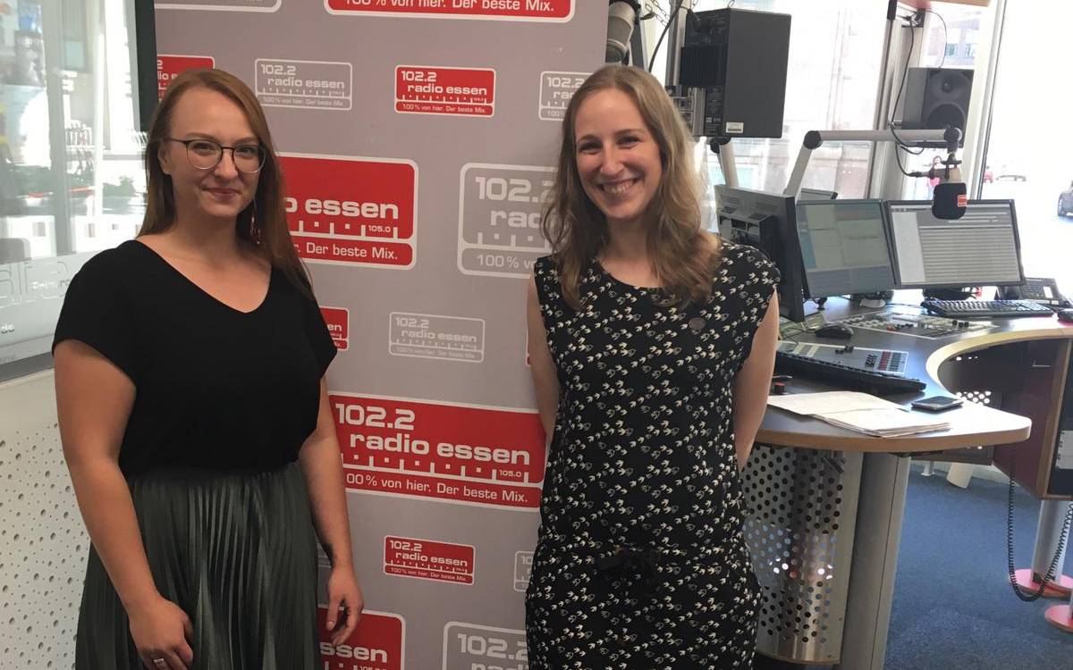 Die geschenkte Stunde bei Radio Essen mit Traurednerin Jill Büttgen - die Hochzeitselfe (links im Bild) mit Moderatorin Larissa Schmitz.