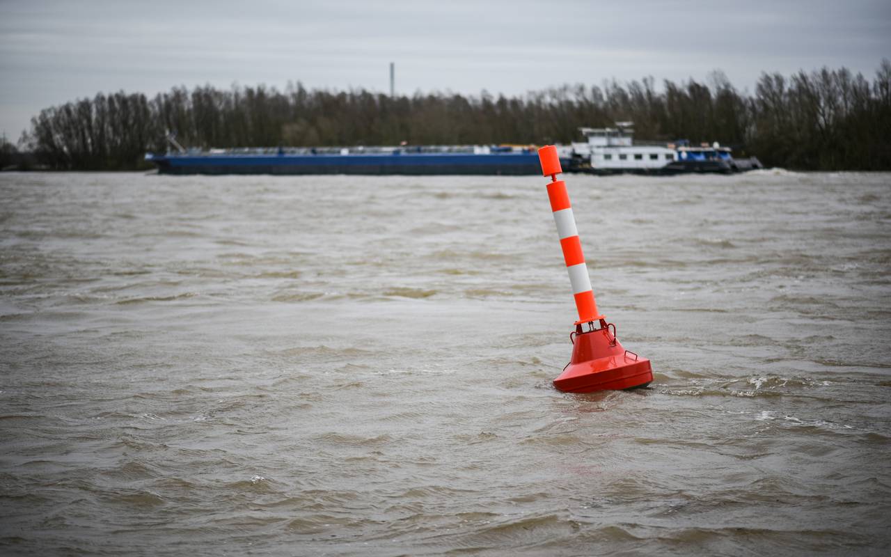 Boje nach Sturm Sabine auf dem Rhein mit Schiff