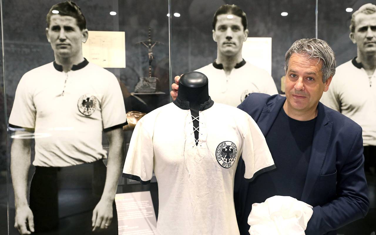 trikot-rahn-vitrine_Radio essen_Helmut Rahn