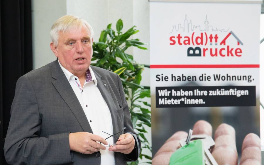 NRW-Arbeitsminister Laumann beim Projekt "sta(d)tt-Brücke" in Essen
