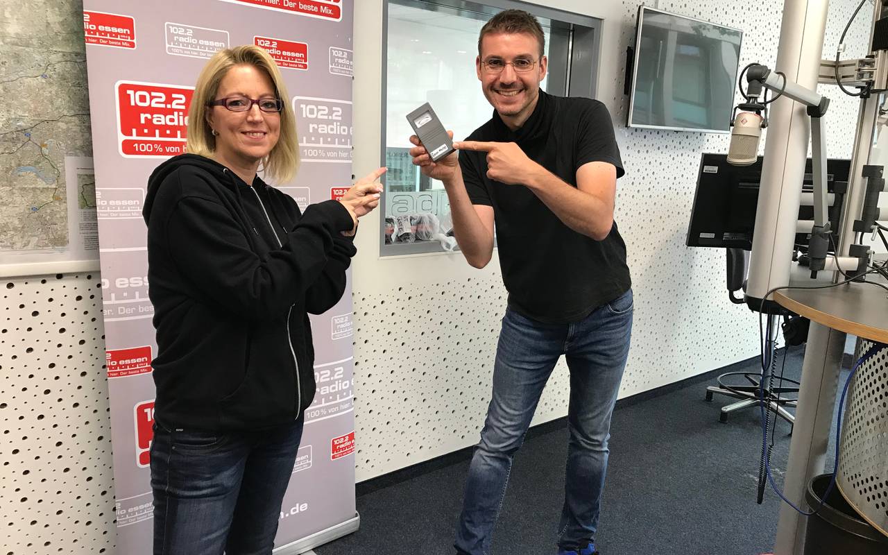 Melanie Schindler von den Ghosthunter NRW und Radio Essen-Moderator Patrick Wilking mit einem Gerät, dass elektromagnetische Felder erkennt und dadurch Geister aufspüren kann.