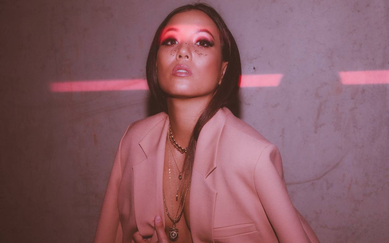 Kay Shagao in ihrem Video zu "Alles Du".