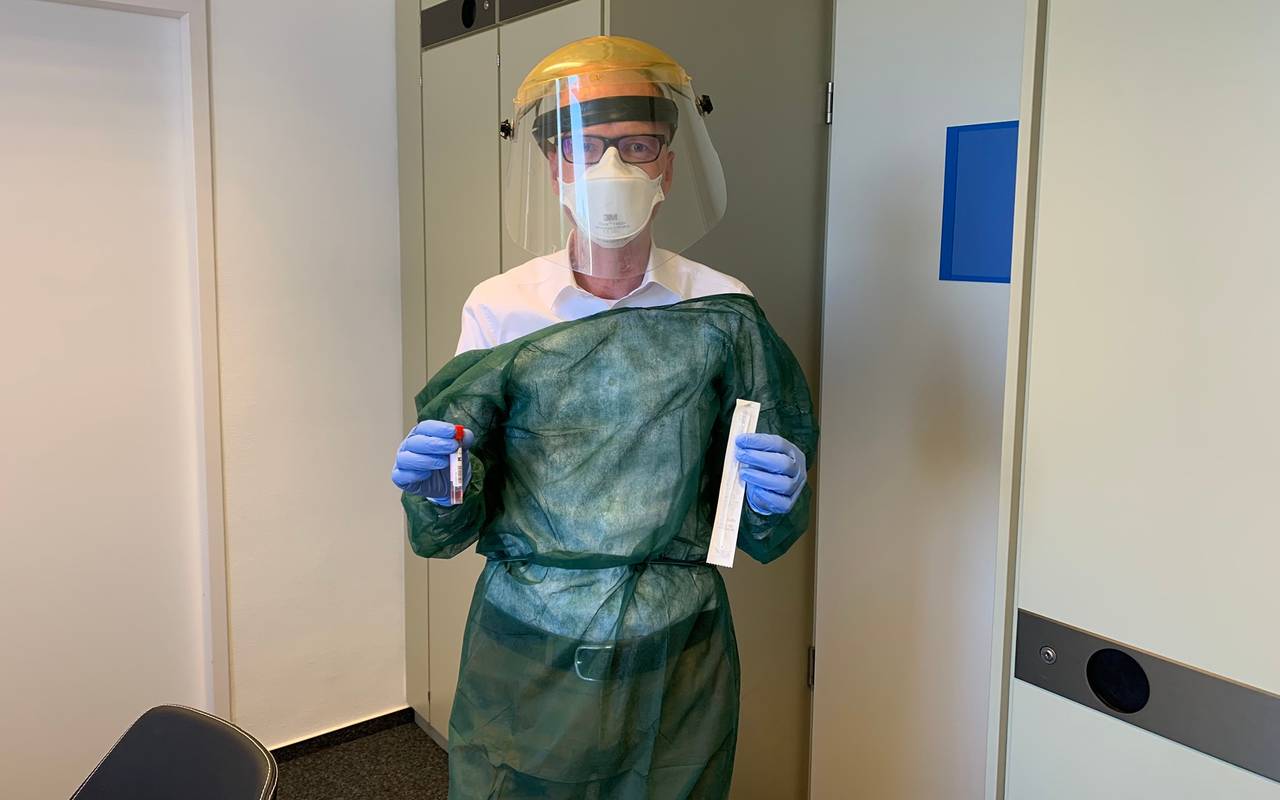 Dr. Hugo Stiegler in Schutzkleidung