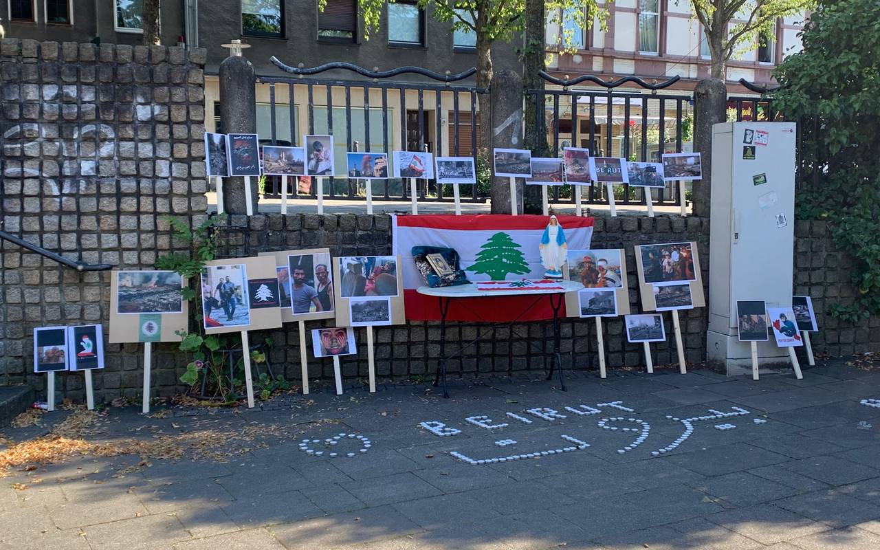 Auf dem Weberplatz stehen Kerzen und Tafeln in Gedenken an die Opfer der Explosion in Beirut
