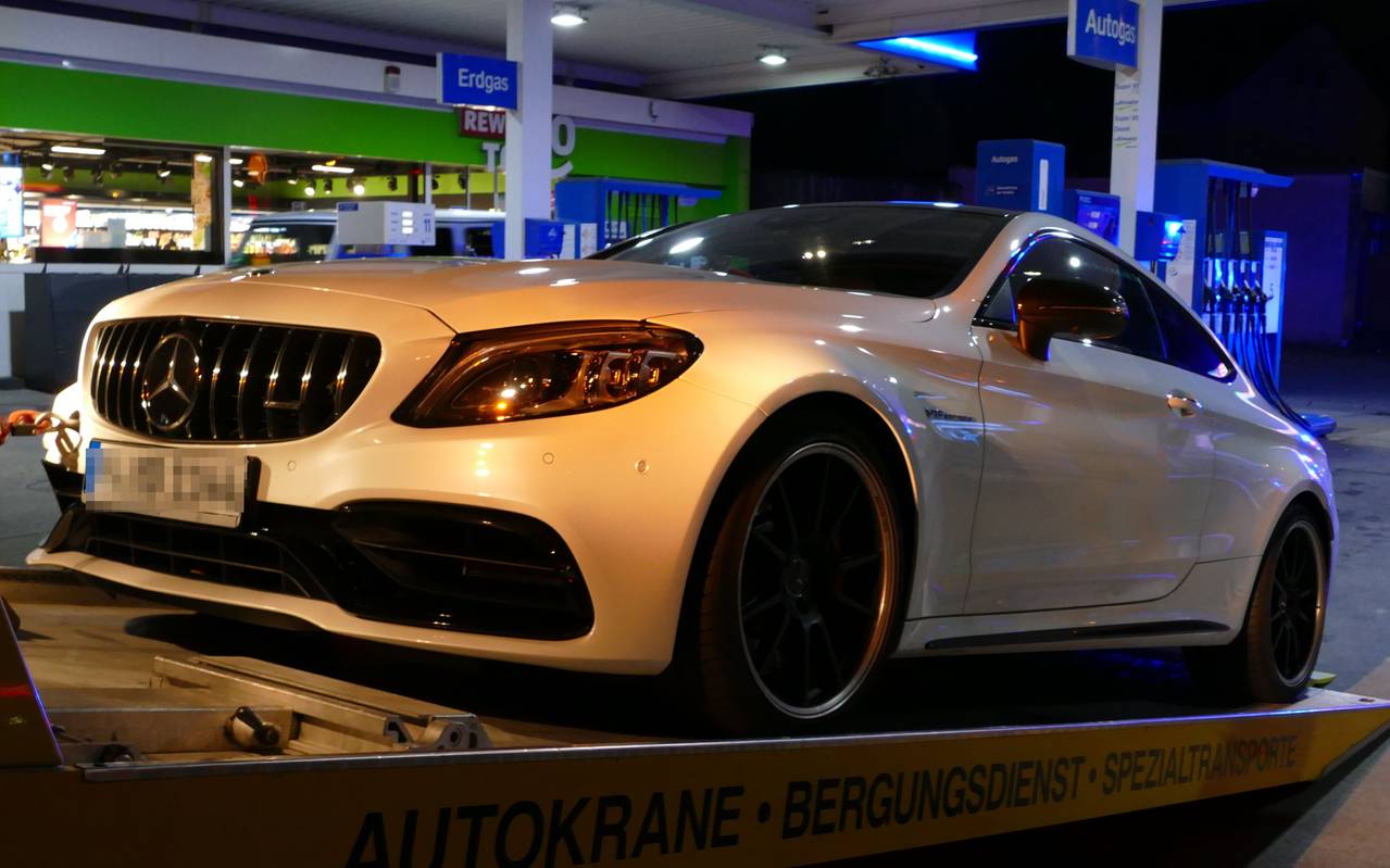 Auch dieser Mercedes wurde bei einem illegalen Straßenrennen beschlagnahmt, sagt die Polizei.