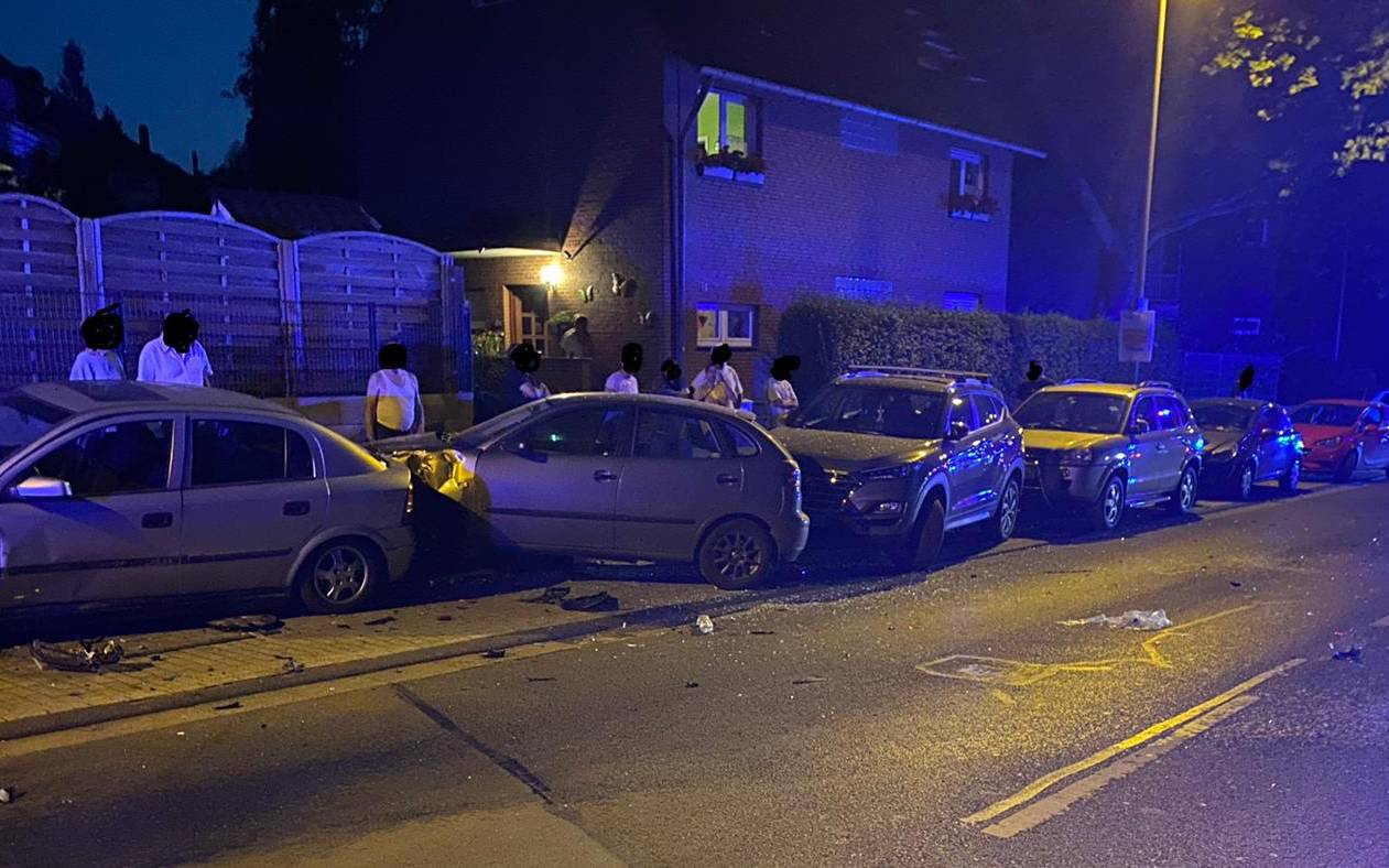 Auto wird in Essen in parkende Autos geschleudert