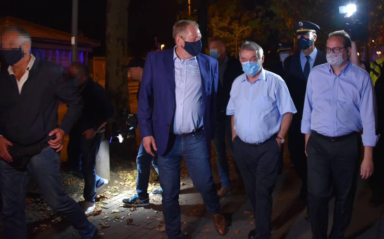 Auch Polizeipräsident Richter, NRW-Innenminister Reul und Oberbürgermeister Kufen begleiteten die Razzia in der Nacht.
