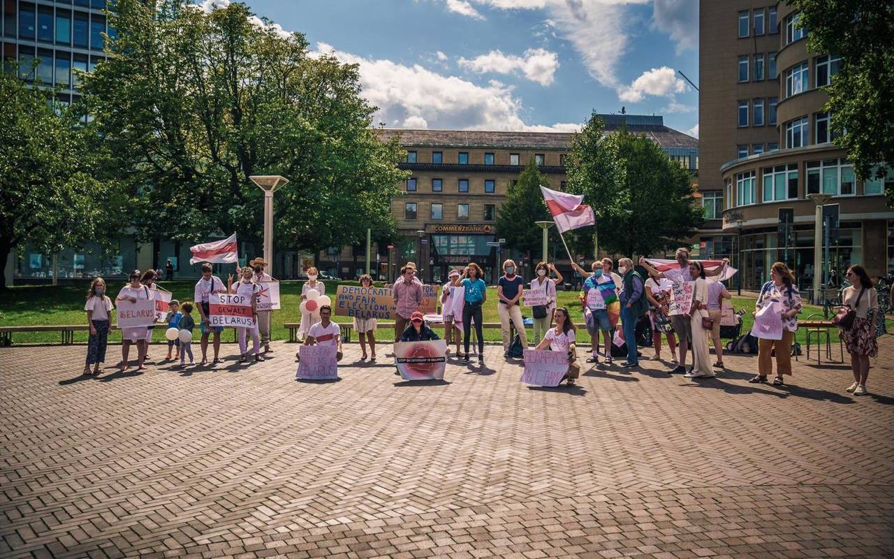 Am Hirschlandplatz in Essen haben Belarussen gegen die Polizeigewalt in ihrem Land protestiert.