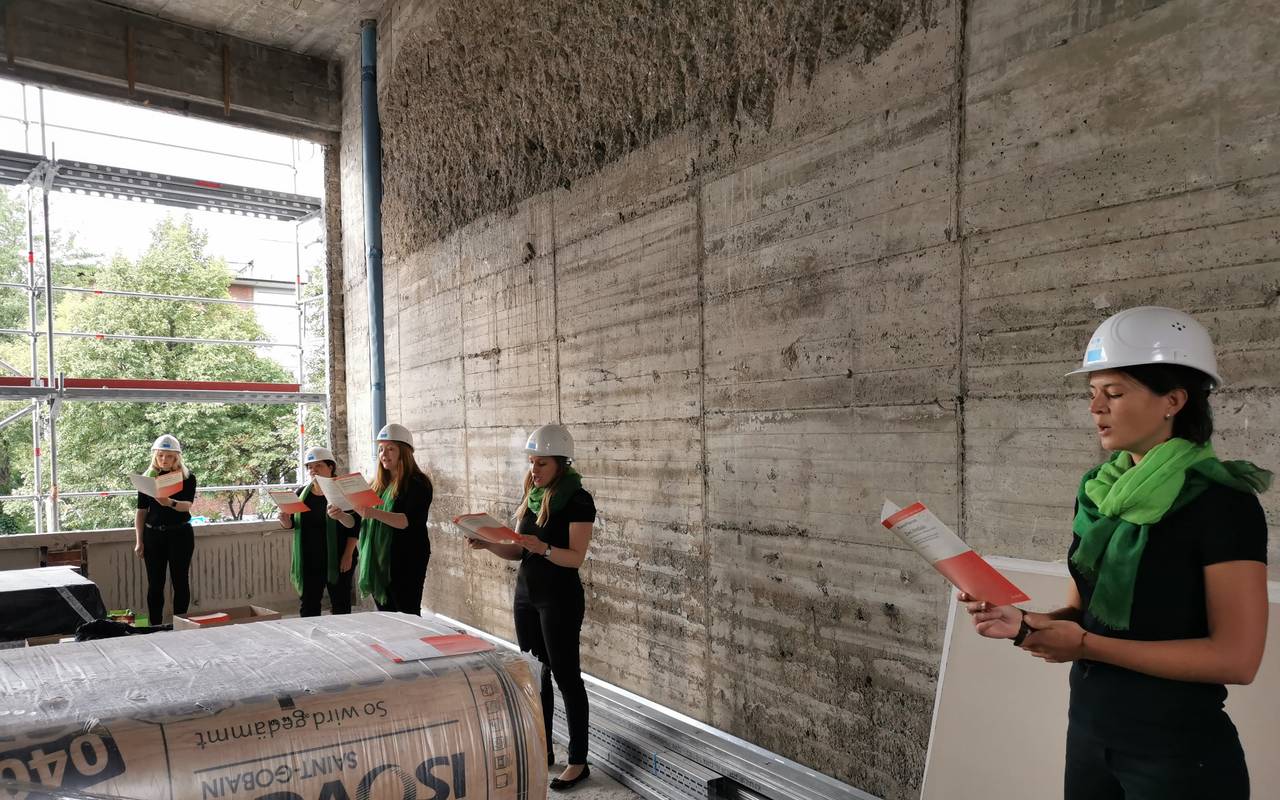 Mädchenchor am Essener Dom im Rohbau