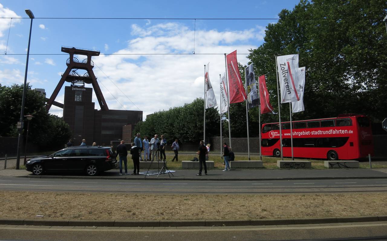 bus-stadtrundfahrt_zollverein1_andreas-rickenbrock-emg.jpg