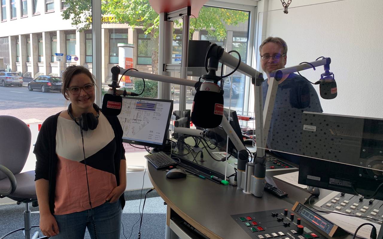 Sarah-Jo Petig Leiterin der "Sozialen Arbeit" beim DRK Essen mit Moderator Christian Bannier