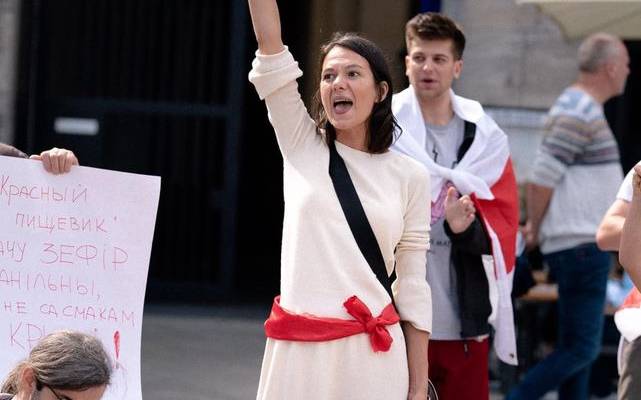 Katja Artsiomenka bei Protesten in Köln gegen die Regierung von Lukaschenko in Belarus.