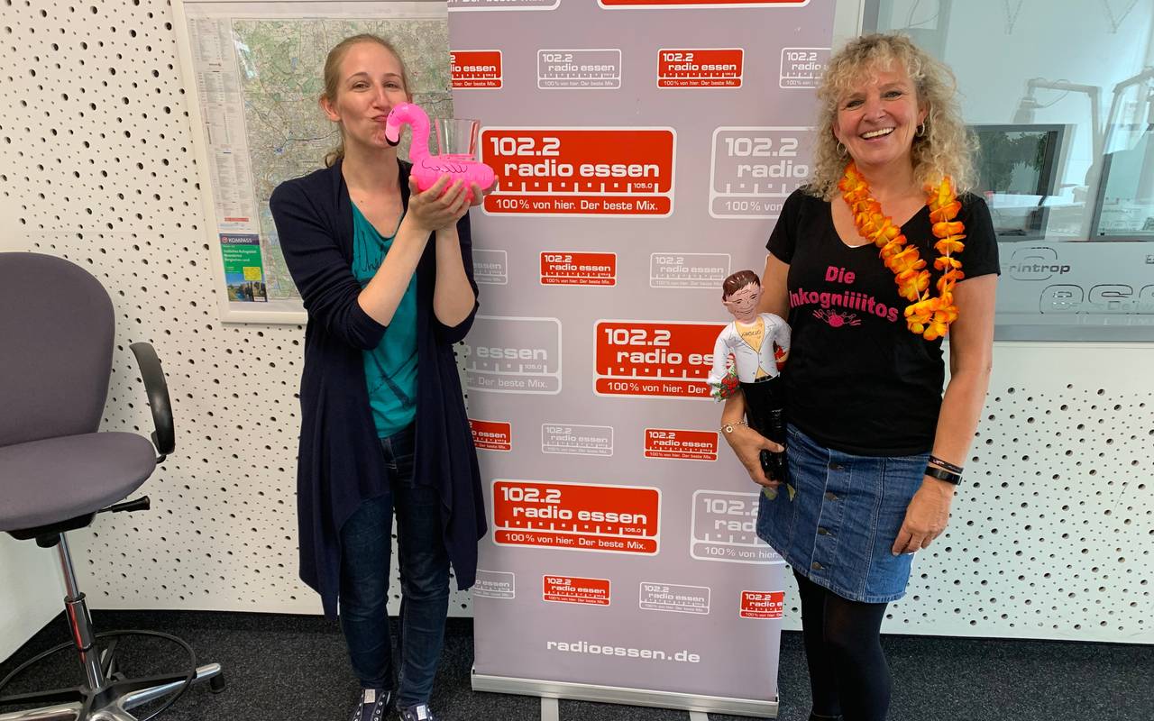 Moderatorin Larissa Schmitz mit Flamingo-Getränkehalter und Andrea in Kegelmontur der Incogniiiitos aus Essen.
