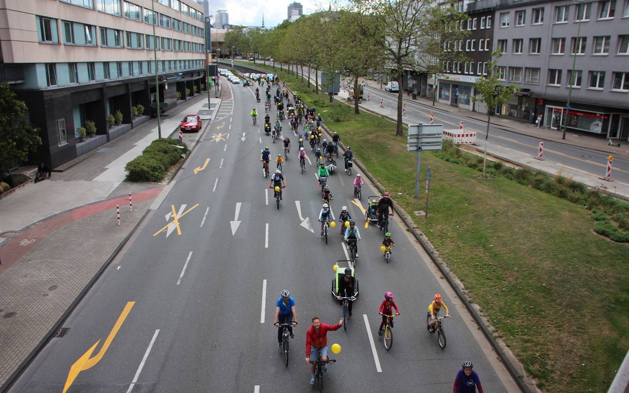 Demonstration mit Fahrrad von Kindern in Essen