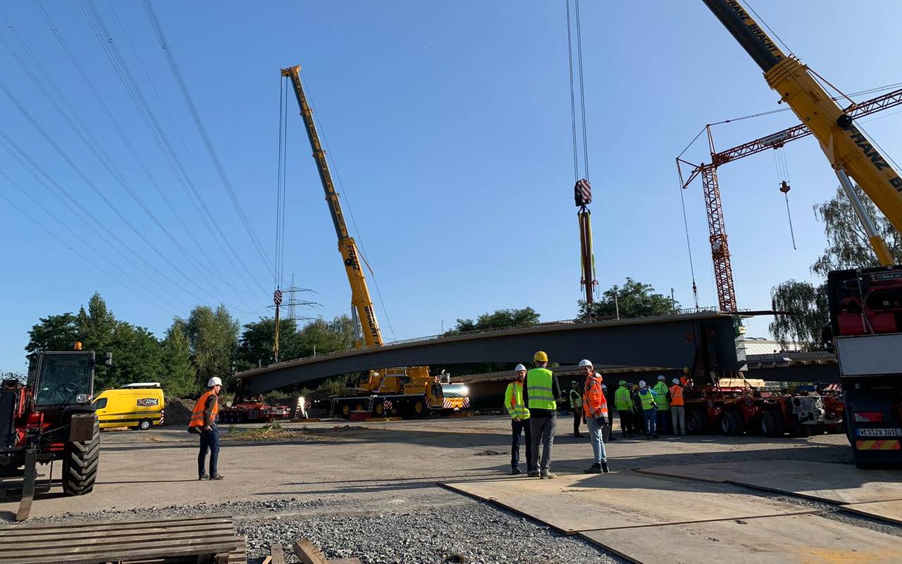 Der Berthold-Beitz-Boulevard in Essen bekommt eine neue Brücke. Sie ist Teil des Radschnellwegs Ruhr. Die Kreuzung ist deshalb heute gesperrt.