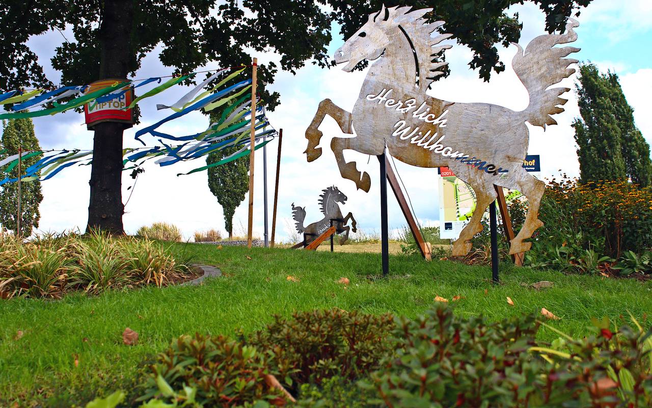 Statuen von Wildpferden in Essen-Karnap am Kreisverkehr Arenbergstraße