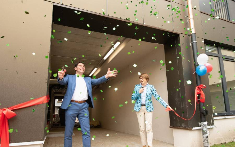 Eröffnung der Studenten-Wohnanlage "Campus 71" durch Simone Raskob (Geschäftsbereichsvorstand Umwelt, Verkehr und Sport) und Olaf Bade (Manager Deutschland, Jan Snel).
