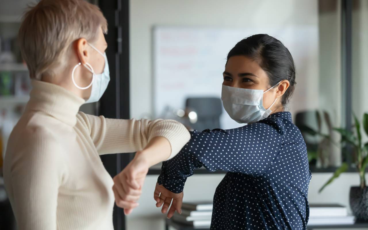 Covid Social Distancing Begrüßung per Ellenbogen Corona