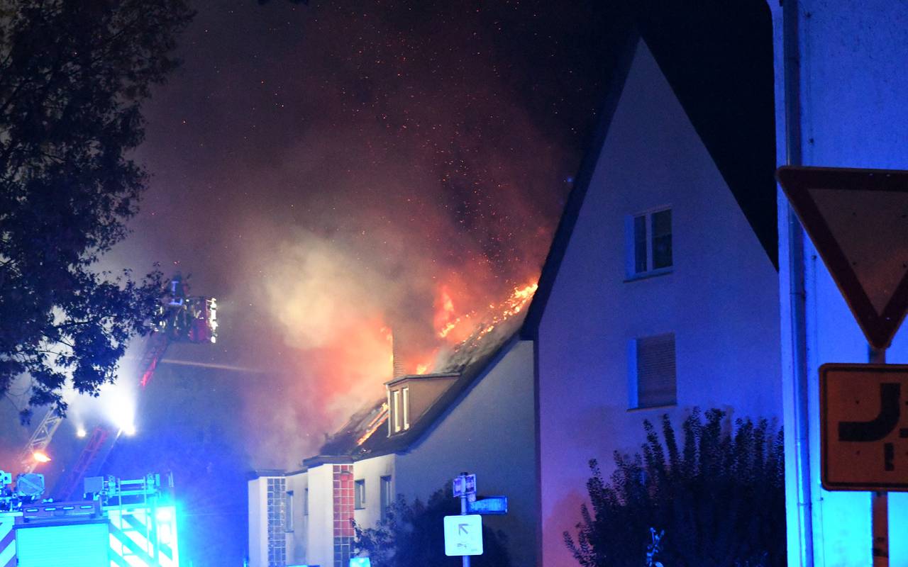 In Essen ist der Dachstuhl eines Mehrfamilienhauses ausgebrannt. Die Feuerwehr war stundenlang im Einsatz.