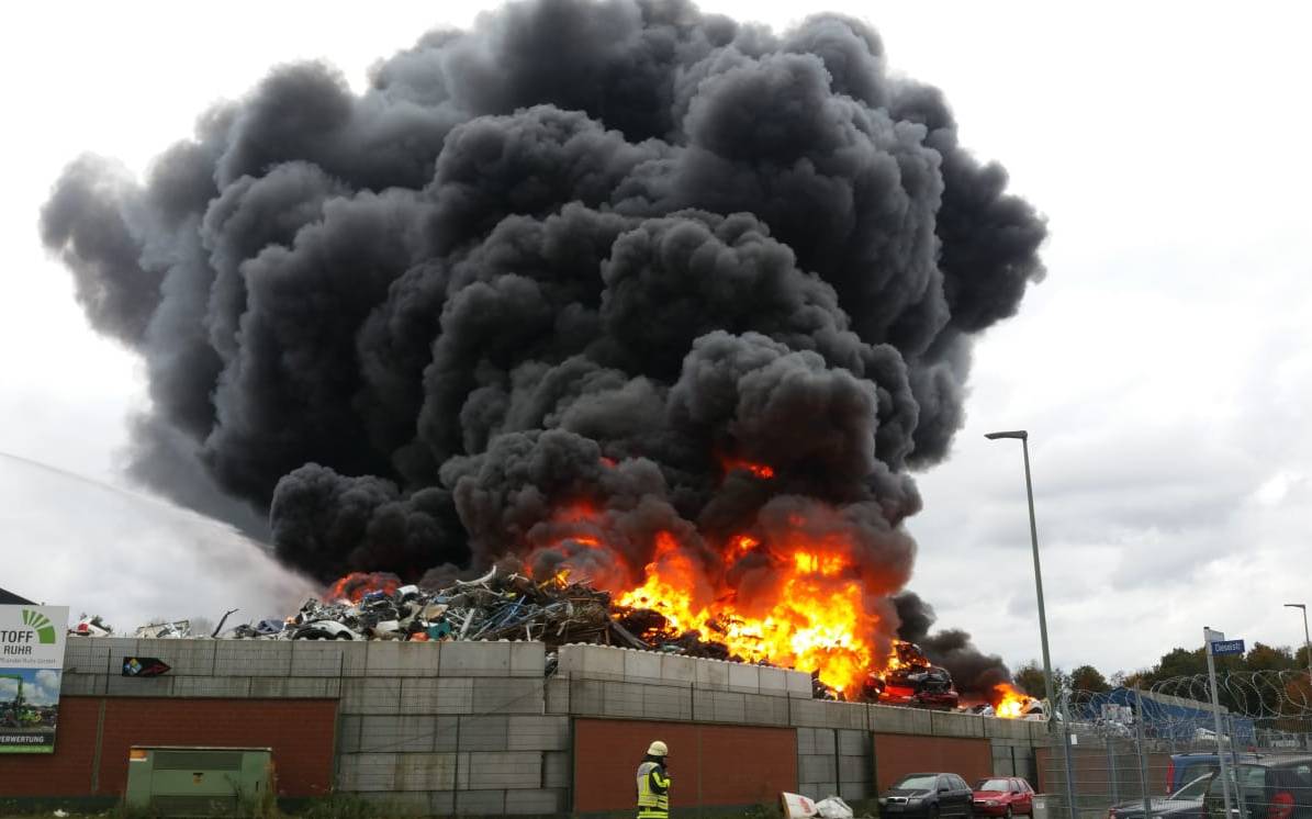 Feuer Schrottplatz in Bochum, auch von Essen aus zu sehen.