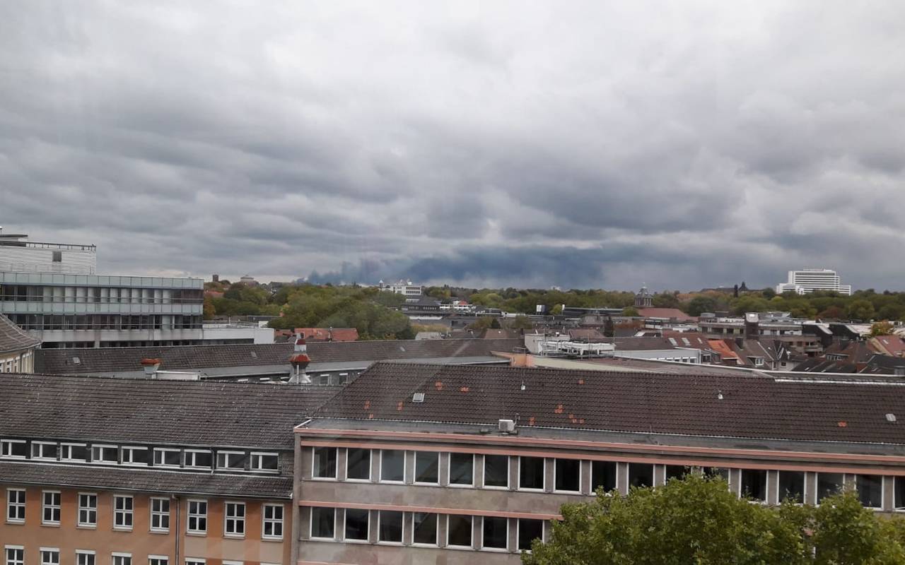 Brand bei Bochum mit Rauchwolke auch in Essen zu sehen