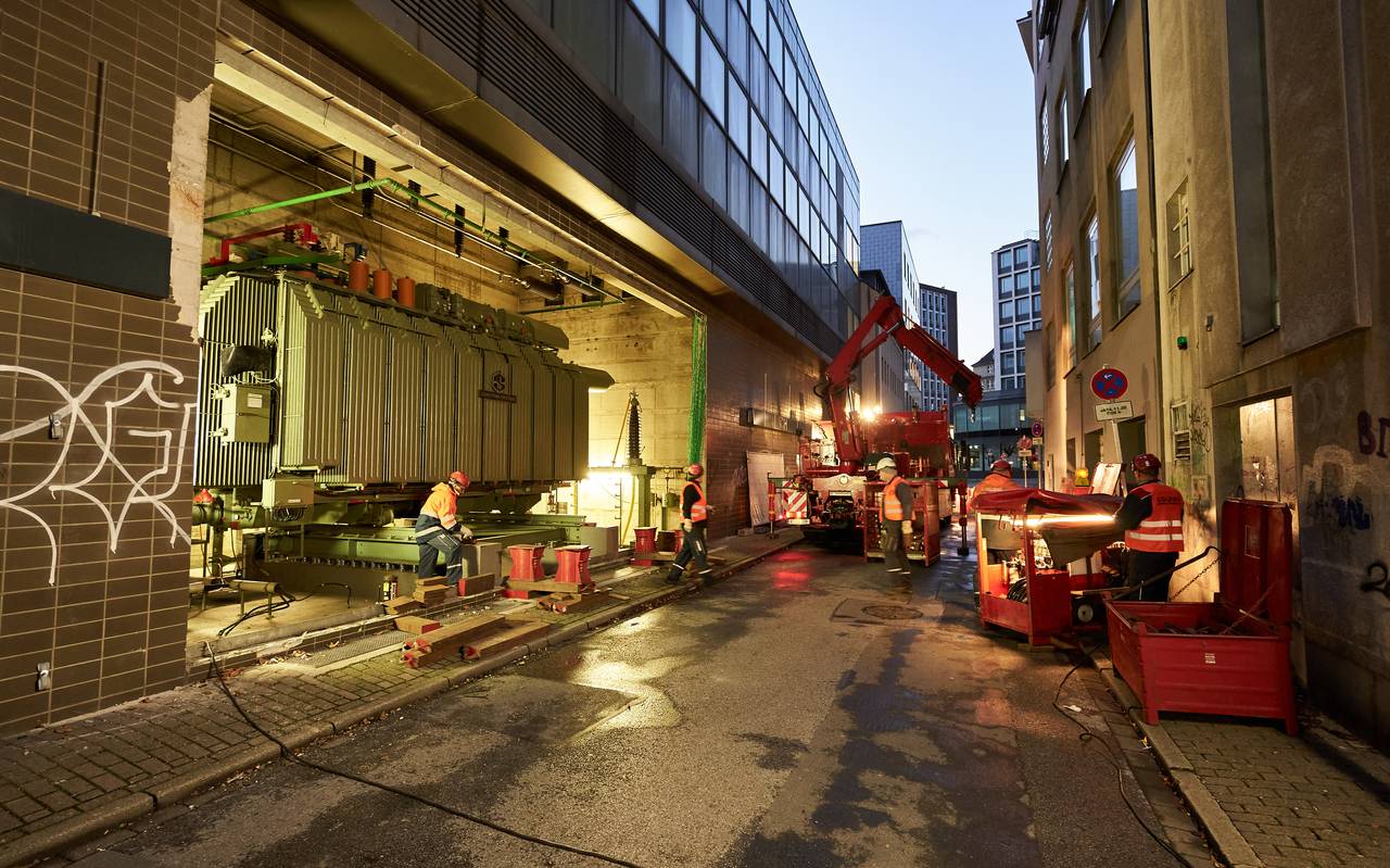 Großer Trafo aus Umspannanlage in Essen-Innenstadt ausgebaut