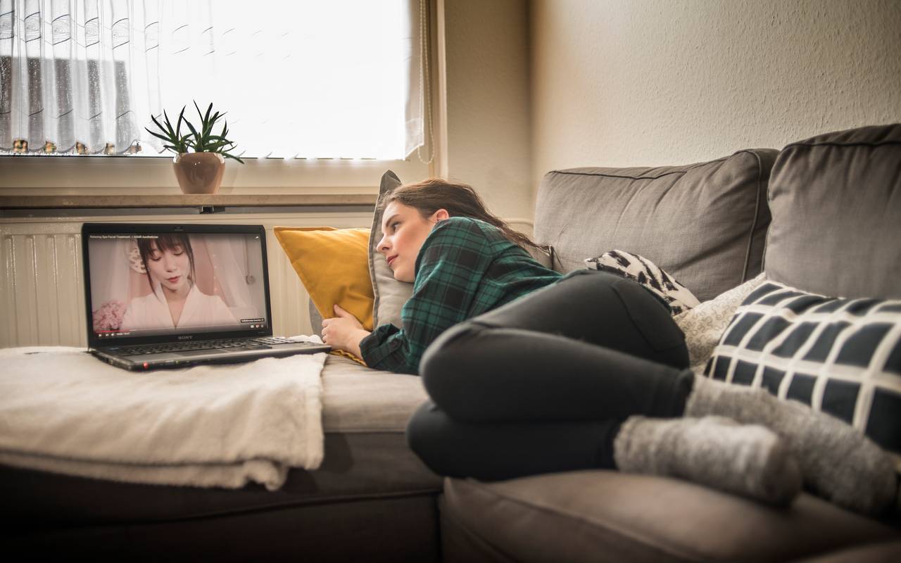 radio-essen-corona-quarantaene-laptop-couch-wohnzimmer-sofa