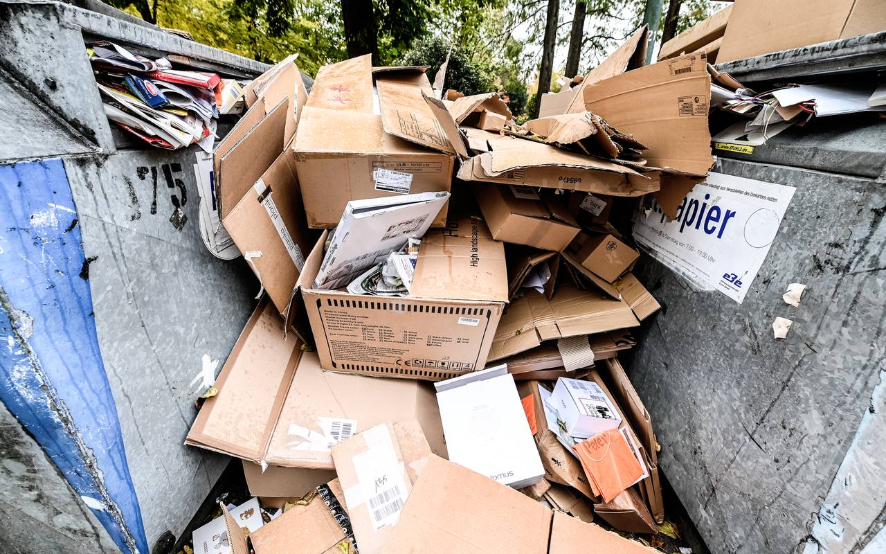 Überfüllter Altpapier-Container im Haumannviertel in Essen-Rüttenscheid